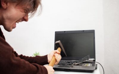 Jak naprawić zalany laptop i uniknąć poważnych uszkodzeń?
