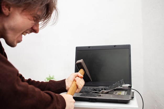 Jak naprawić zalany laptop i uniknąć poważnych uszkodzeń?