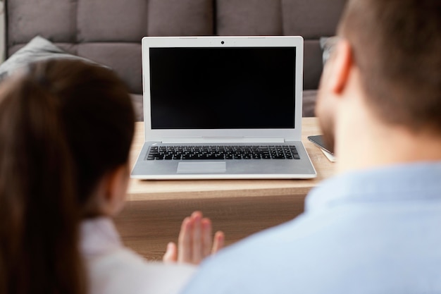 Czy laptop może być monitorem dla innego urządzenia?