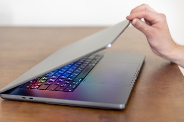 Jak odpalić laptopa bez przycisku power?