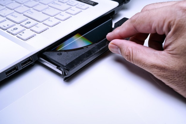 Jak sprawdzić ile RAM obsługuje laptop?