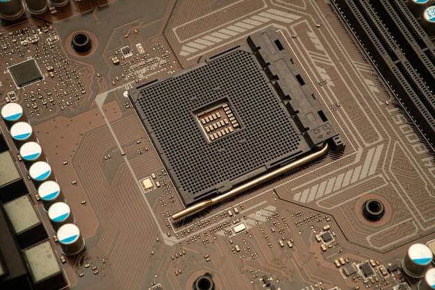 Jaka płyta główna do Ryzen 7 2700 sprawdzi się w codziennym użytkowaniu?