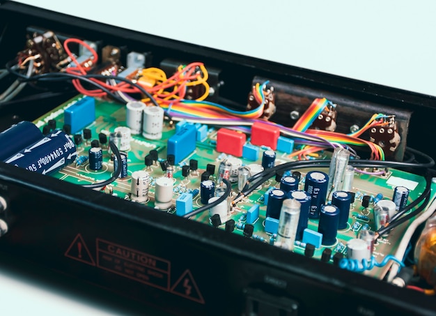 Jaki zasilacz do płyty głównej sprawdzi się w domowym komputerze?