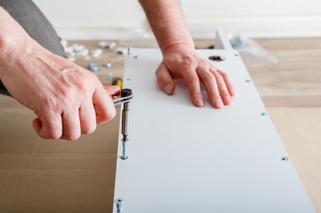 Jakimi śrubami przykręcić płytę główną do obudowy?