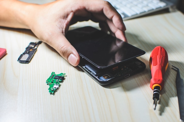 Od czego zależy ile kosztuje naprawa zalanego telefonu Samsung?