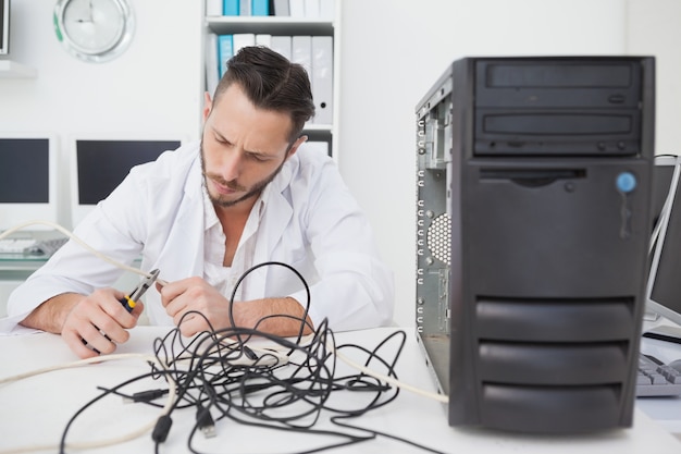 Do czego służy pamięć w komputerze i jak wpływa na jego działanie?