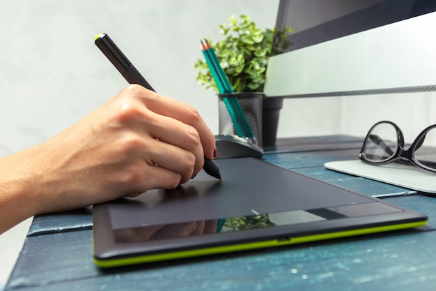 Jak rysować na tablecie graficznym Huion, żeby osiągnąć płynność i precyzję?