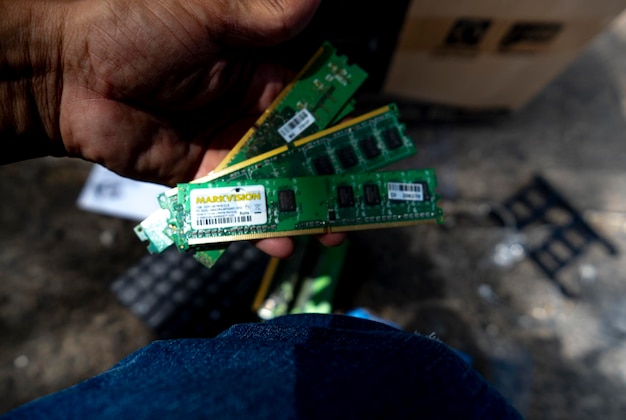 Czy można dołożyć pamięć RAM do laptopa?