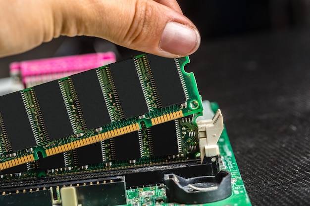 Jak dobrać pamięć RAM do komputera, by uniknąć problemów?