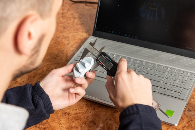 Jak sprawdzić ile laptop ma ram bez użycia dodatkowych programów?