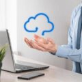 Usługi chmurowe co to jest i kiedy warto z nich skorzystać?