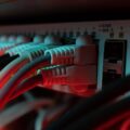 Jak podłączyć internet przez kabel w domu?